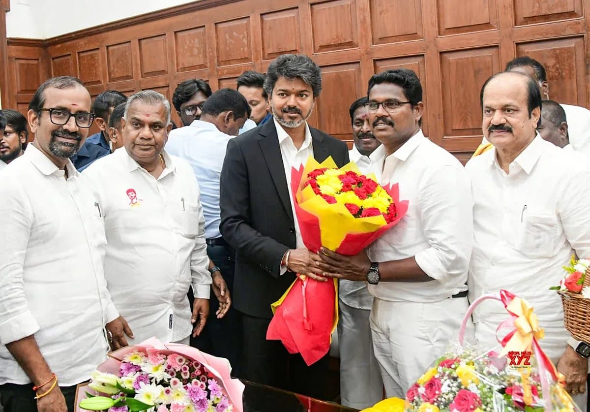 துணை சபாநாயகராகத் தேர்ந்தெடுக்கப்பட்ட மு. ரவிசங்கர், முதலமைச்சர் விஜயுடன்.